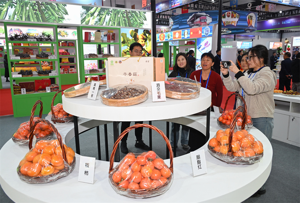 果品盛會(huì)，蔬香四溢——國(guó)際果品交易博覽會(huì)上的蔬菜零售掠影